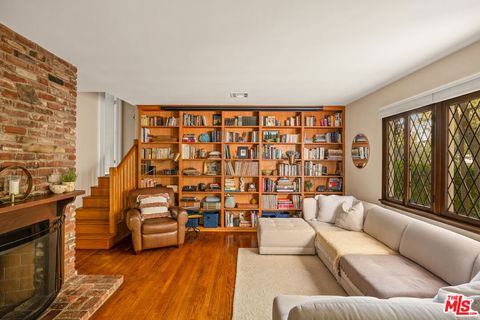 Photo of 9720 Yoakum Drive, Beverly Hills, CA 90210 (MLS # 25559197)