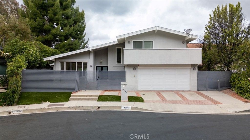 Photo of 19281 Berclair Lane, Tarzana, CA 91356 (MLS # GD26099200)