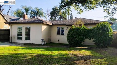 Photo of 3284 3284 E Pine Ave Ave, Fresno, CA 93703 (MLS # 41124776)