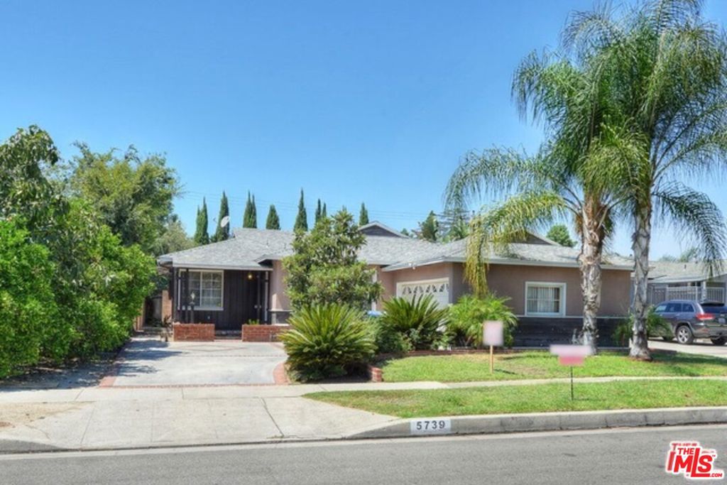 WELCOME to this charming delight home in a nice quiet neighborhood in North Hollywood! MOVE-IN-READY 3 bedrooms + 2 bathrooms Large Living Room with fireplace and wood floors. Spacious kitchen with breakfast area. Kitchen and bathroom have been remodeled. This home is conveniently located near studios, the Academy of the Arts, freeways, metro and NoHo Arts District. Enjoy urban living in a spacious private home.