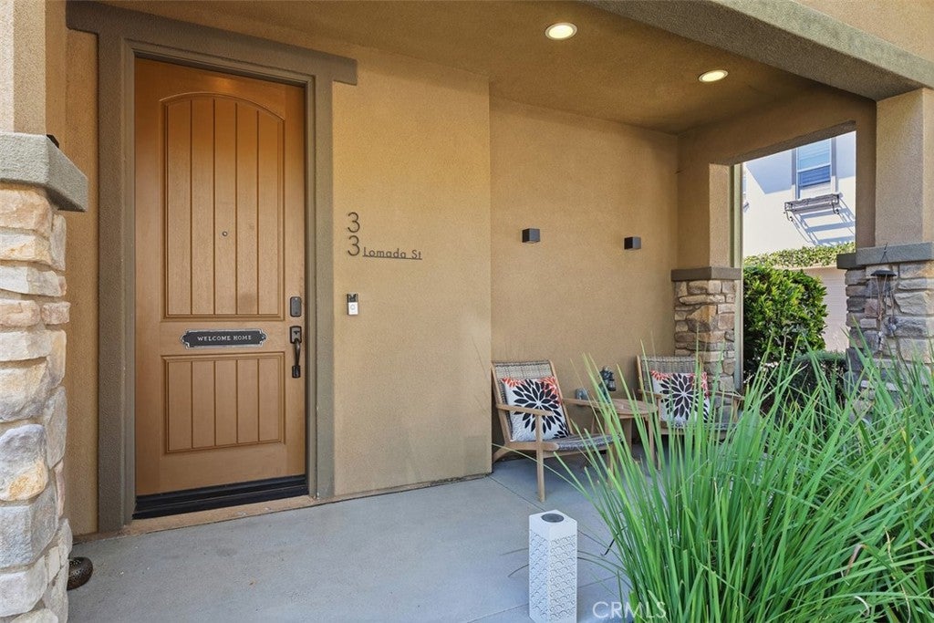 33 Lomada Street