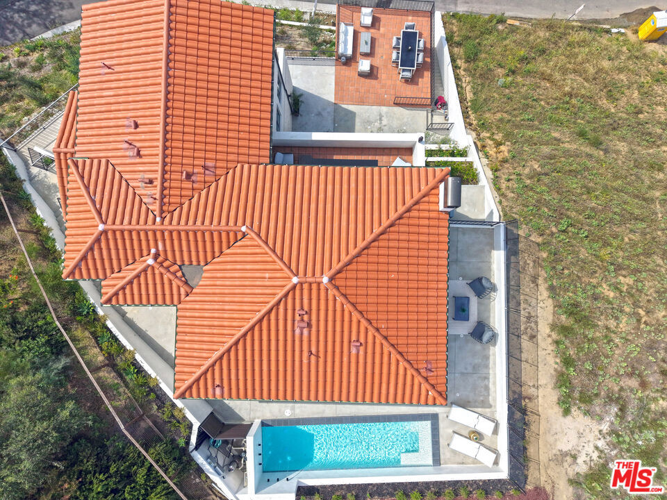 3072 Hollyridge Drive