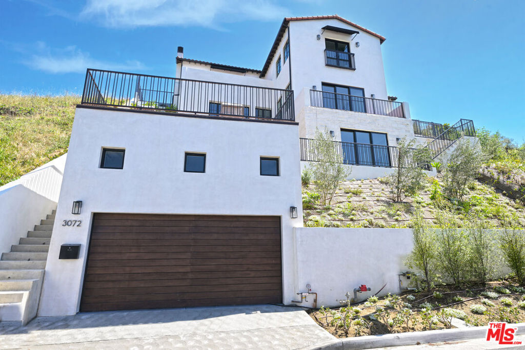 3072 Hollyridge Drive