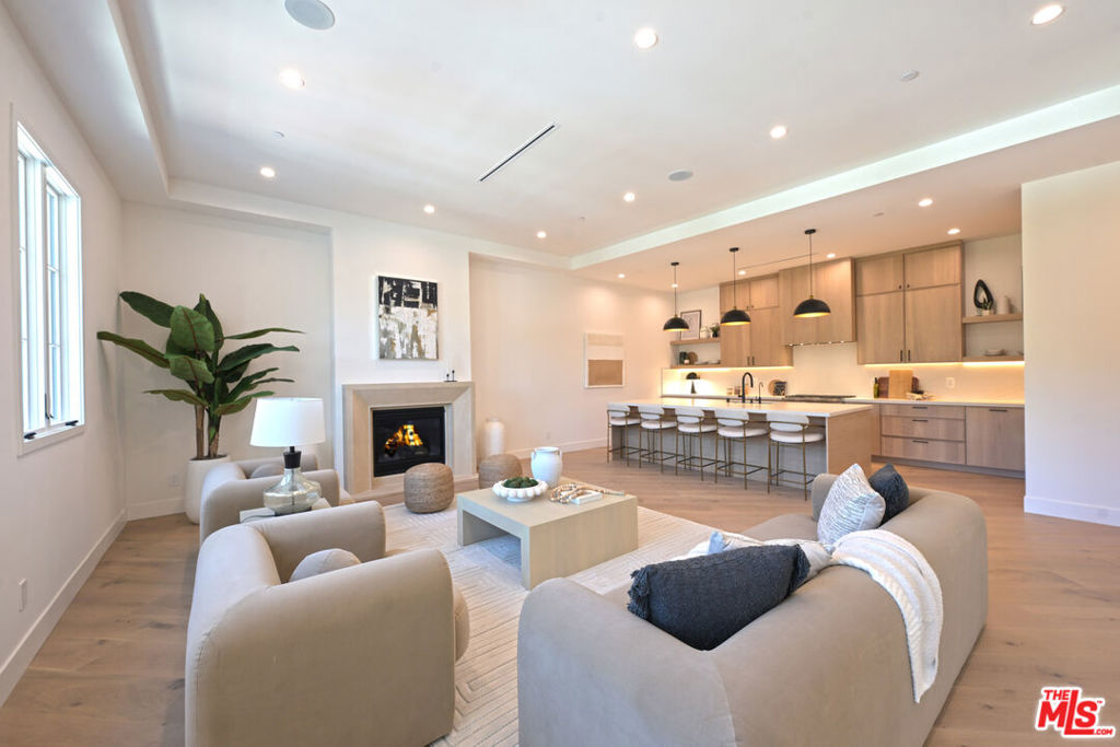 3072 Hollyridge Drive