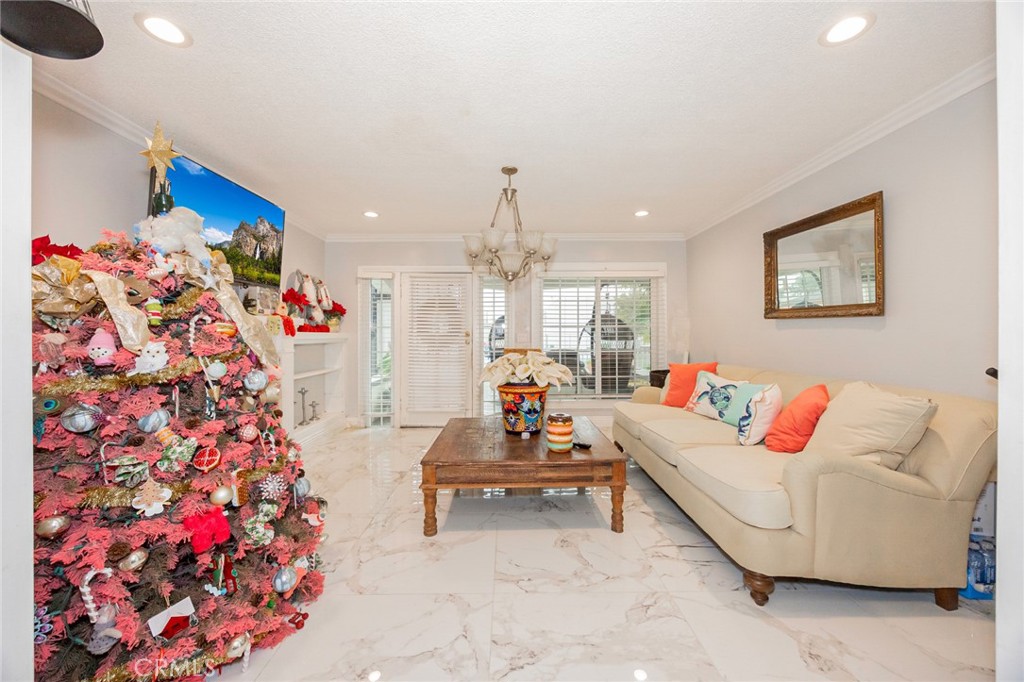 4019 S Van Ness Avenue