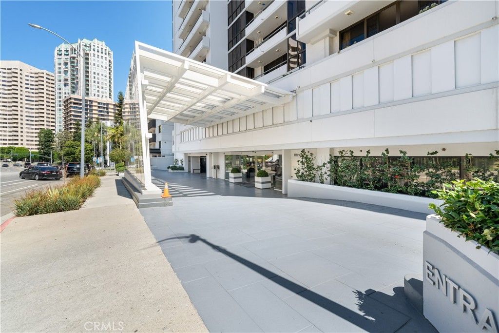 Photo of 10660 Wilshire Boulevard #609, Los Angeles, CA 90024 (MLS # TR25150695)