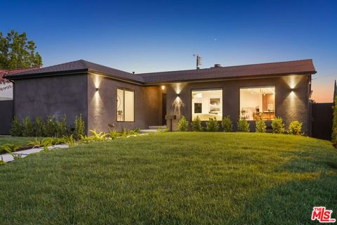 Photo of 11642 Hartsook Street, Valley Village, CA 91601 (MLS # 26729885)