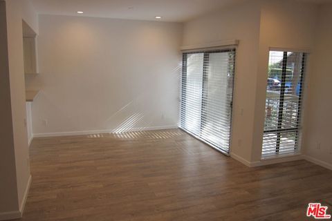Tiny photo for 2909 Arizona Avenue #16, Santa Monica, CA 90404 (MLS # 26645015)