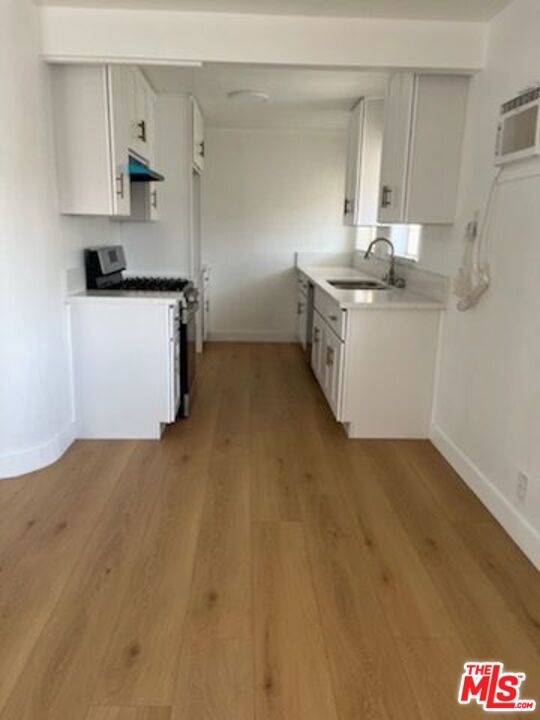 Charming one-bedroom, one-bathroom apartment available for rent in Glendale. This approximately 500 sq ft unit offers a bright and open layout with a newly updated kitchen equipped with a dishwasher, along with in-unit washer and dryer for added convenience. The apartment features modern finishes, a clean design, and a comfortable living space in a well-situated neighborhood close to local amenities. Tenant is responsible only for electricity and gas.