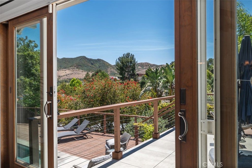 5551 Rainbow Crest DR, Agoura Hills CA 91301