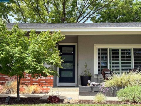 Photo of 2895 Springvale Court CT, Concord, CA 94518 (MLS # 41139033)