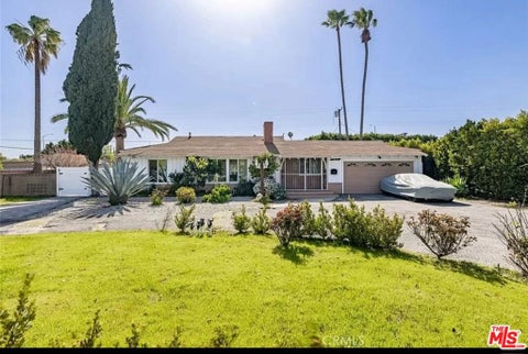 Photo of 5805 Bucknell Avenue, Valley Village, CA 91607 (MLS # 26104557)