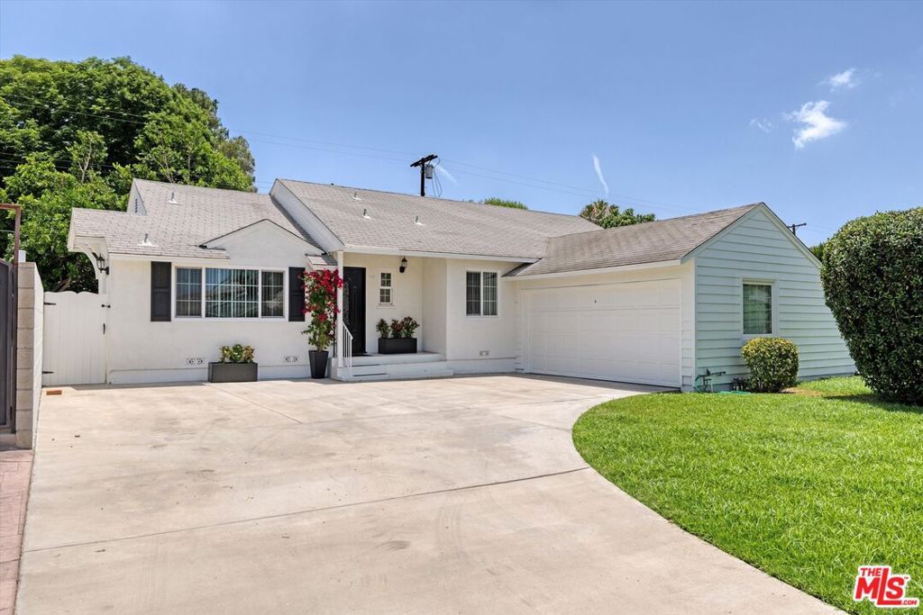 Photo of 7026 Colbath Avenue, Van Nuys, CA 91405 (MLS # 25551391)