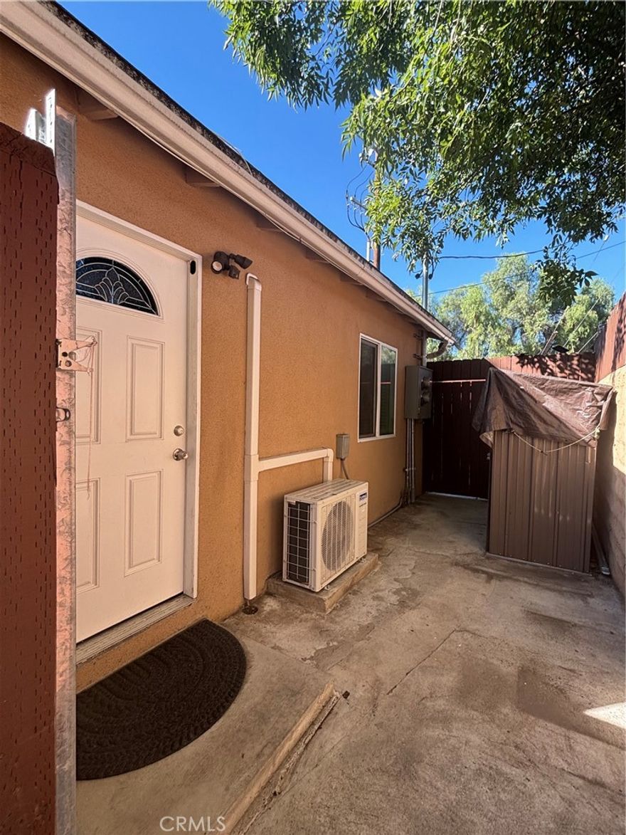 This meticulously crafted one-bedroom, one-bathroom guest house boasts a private entrance and is situated in the tranquil neighborhood of Granada Hills.