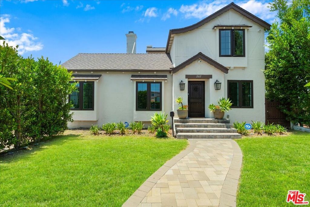 Photo of 207 N Doheny Drive, Beverly Hills, CA 90211 (MLS # 25595199)