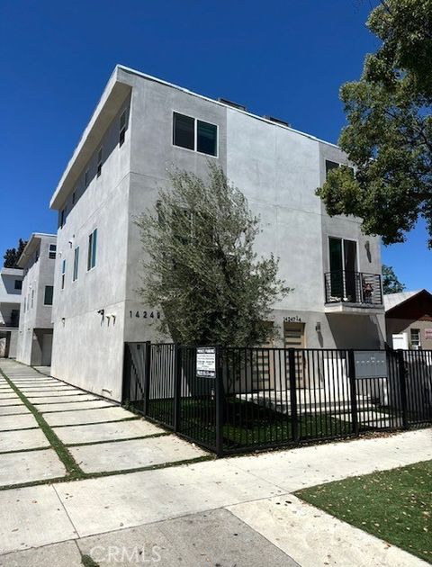 Photo of 14247 Sylvan Street, Van Nuys, CA 91401 (MLS # SR25172084) Photo of 14247 Sylvan Street, Van Nuys, CA 91401 (MLS # SR25172084)
