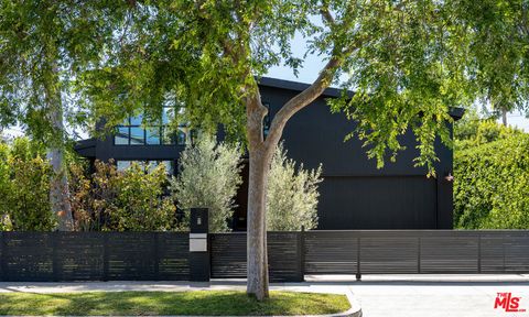 Photo of 3611 Meier Street, Los Angeles, CA 90066 (MLS # 26796271)