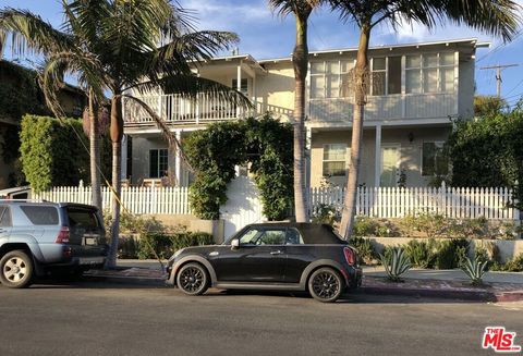 Photo of 252 Hampton Drive, Venice, CA 90291 (MLS # 25610631) Photo of 252 Hampton Drive, Venice, CA 90291 (MLS # 25610631)