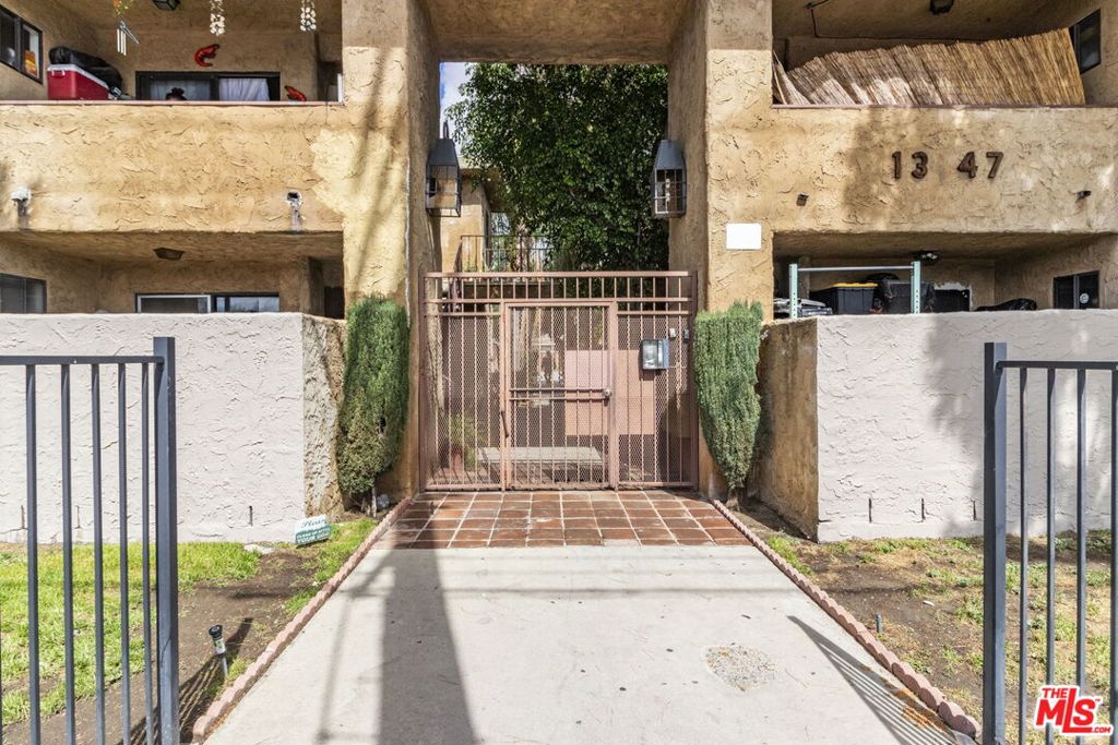 Properties 2 13147 Vanowen Street
