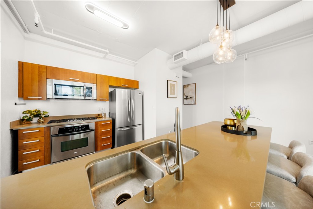 645 W 9th St 303