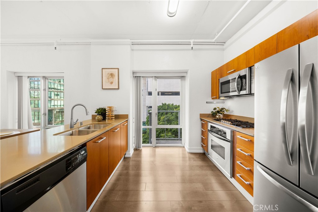 645 W 9th St 303