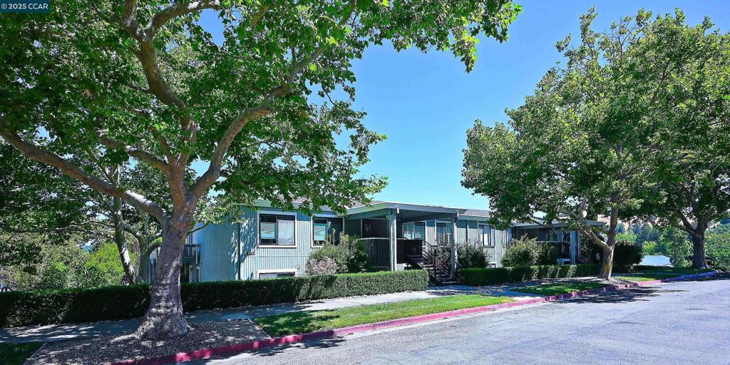GREAT PRICE and LOCATION with a short walk to many of Rossmoor's Amenities: Golf Course(s) , Club House, Creekside Grill restaurant, Event center, Tennis courts, and Gym/Pool complex are just some of the outstanding attractions that await you! Views: Ridge