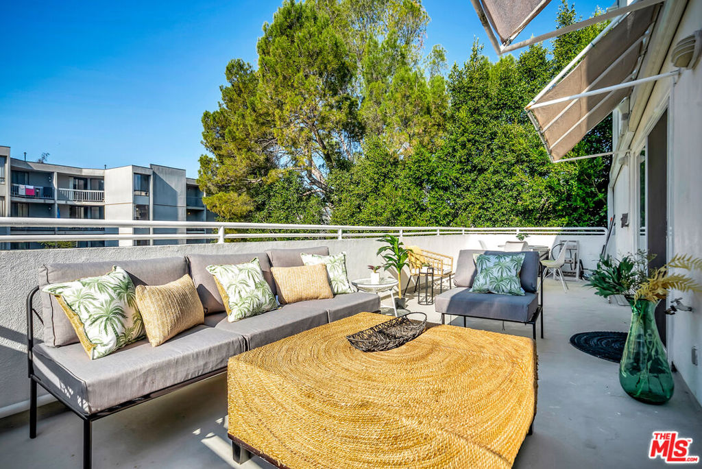 650 Kelton Avenue 301