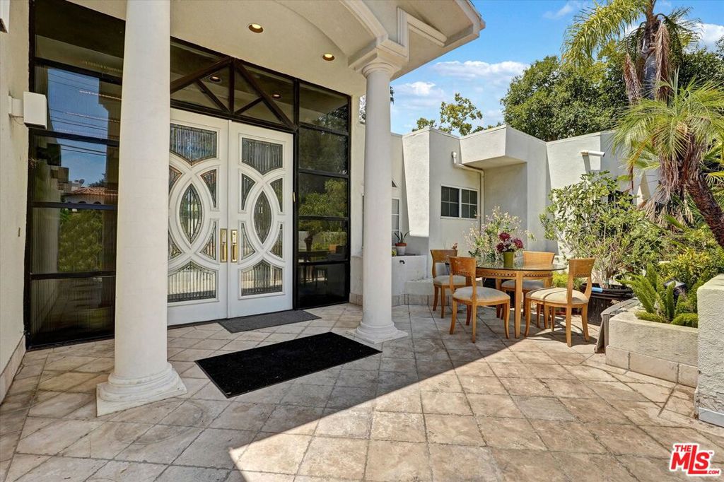 Photo of 4623 Hayvenhurst Avenue, Los Angeles, CA 91436 (MLS # 26869957)