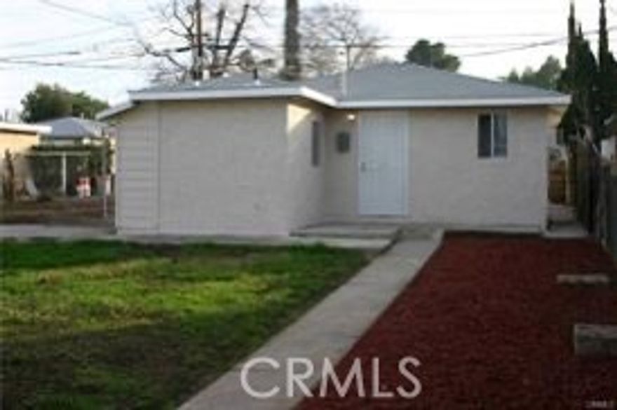 One bed, one bath rear unit. totally refurbished, waiting for a good tenant, great area of Corona, convenient located, shopping areas and fwy access are nearby. ***Note: Call listing agent to arrange showing Please, bring in proof of income and credit report. One parking space permitted behind unit.