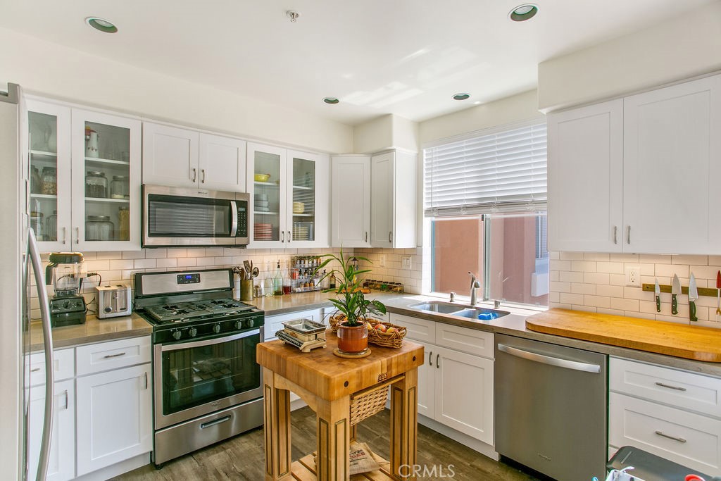 Aventura (AVEN) - Residential Lease