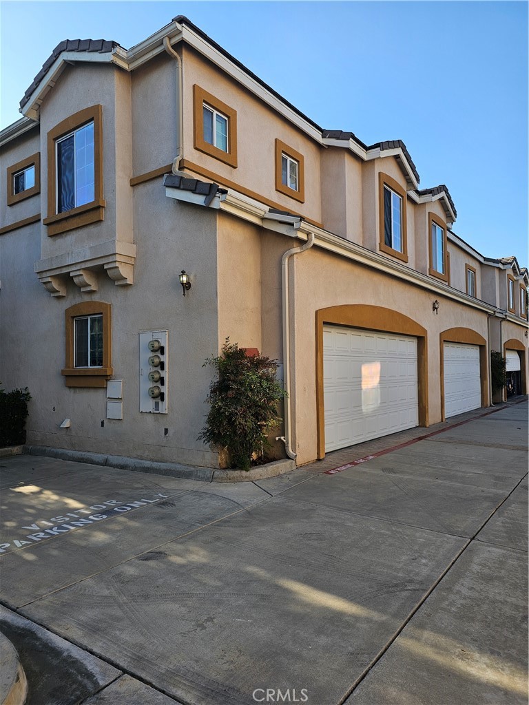 Very charming and cozy end unit in great location at Cypress. Great schools. Very bright and airy 3 bedrooms and 2.5 bath townhome. Laminate floors. Master bedroom with balcony.