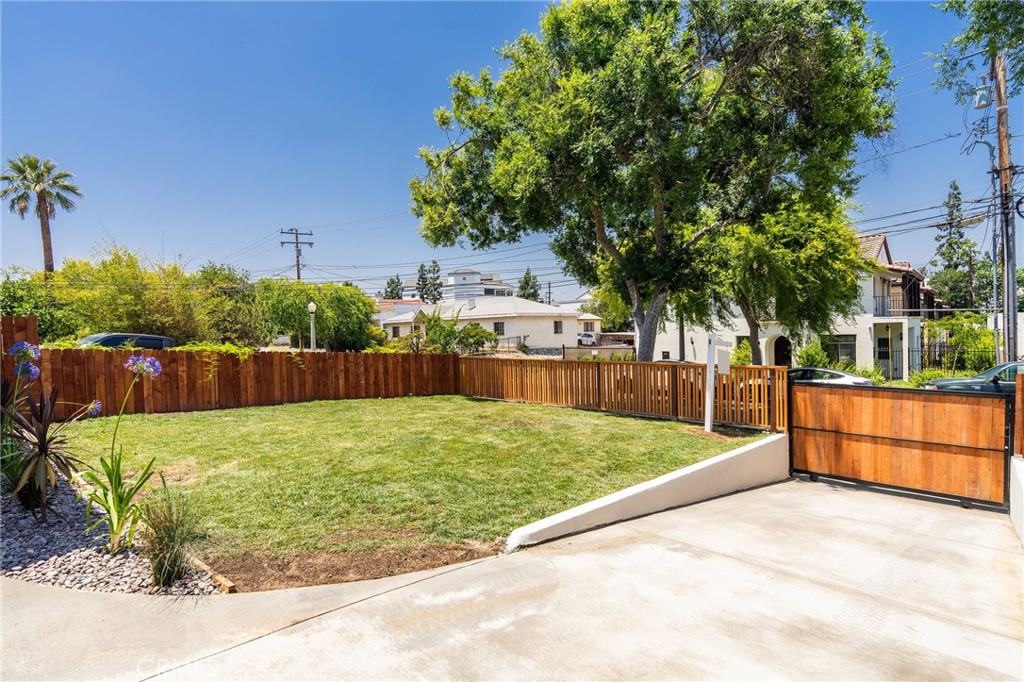 112 W Norwood Place