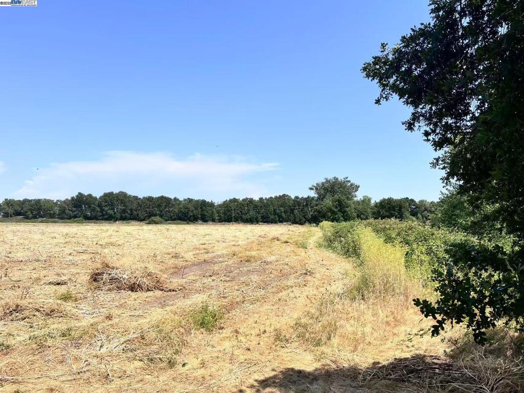 Looking for the perfect Lot to build your dream home in the HOOD? Take advantage of this Rare opportunity! Located on River Road, the perfect size lot, 46.91 acres! Convenient location, close to shopping, and Great Schools. Centrally located, great for commuters traveling to Sacramento, or the Bay Area! The Private Road entrance leads you to a quiet location on a fully buildable flat lot! Don't let this Rare Opportunity pass you by! Go Direct. Lot GPS location: 9475 River Rd, Hood CA 95639, on google map https://maps.app.goo.gl/Cksmmste3cUcPSn4A
