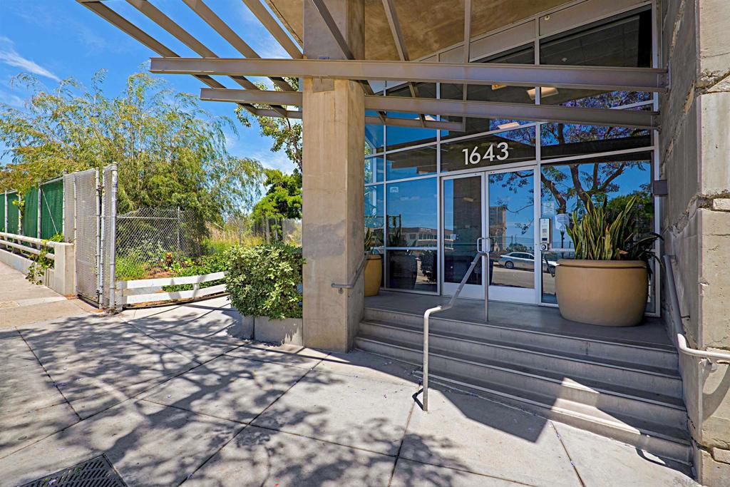 Amazing Downtown Living! This top floor 2 bedroom, 2 bath, 1,297 sq ft unit is located in the most northern part of downtown, Cortez Hill. This home has been upgraded with white Brazilian Pecan wood-like tile flooring in the main living areas, hardwood in the bedrooms, granite countertops, stainless steel appliances and white cabinets. It has in-unit laundry and its own private balcony with views of the bay and the iconic Balboa Park. This home also has two underground parking spots and a separate storage area in the garage. Conveniently located near restaurants, bars, shops in both the Gaslamp and Little Italy. Act fast before it is gone! Complex Features: ,,, Equipment: Dryer,Fire Sprinklers, Range/Oven, Washer Sewer: Sewer Connected Topography: LL,