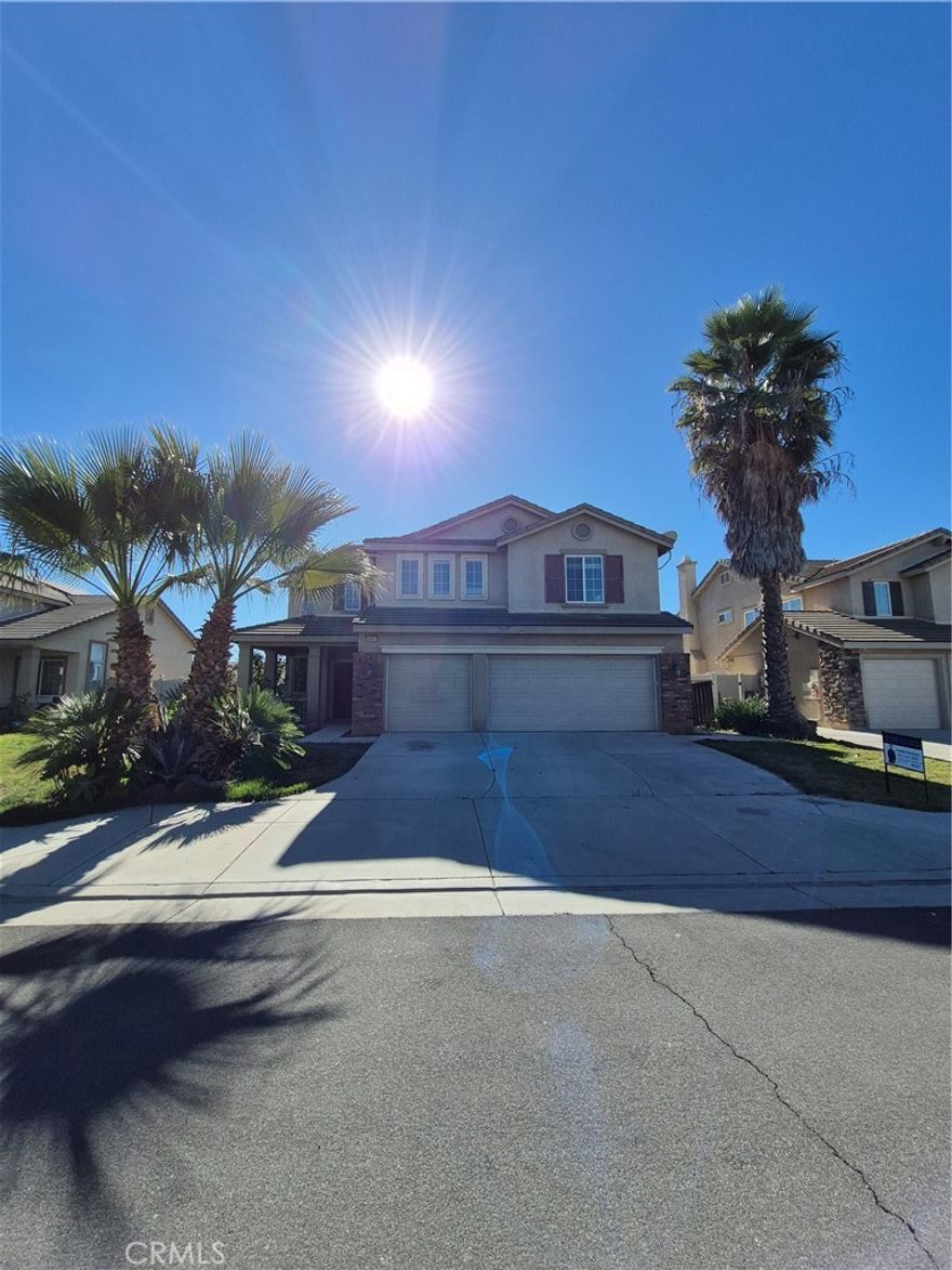 Large 4 bedroom and 3-bathroom home with large, vaulted ceiling in nice quite street. House has tile and hardwood floor throughout. Large master bedroom all rooms are a good size. Come and enjoy quite times in a great family-oriented neighborhood. On the boarder of Murrieta and Menifee.
