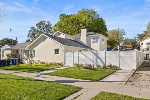 Photo of 419 W Riverside Dr, Burbank, CA 91506 (MLS # BB26054651)