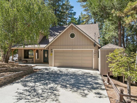 Photo of 414 Pioneer Road, Lake Arrowhead, CA 92352 (MLS # 219152966DA)