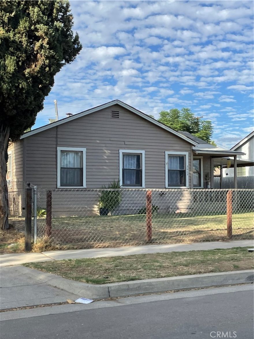 This 3 bedroom 1 bath would be a good starter home in southeast Fresno, close by schools and some shopping. Almost 1000 F, with a detached garage and a 6600SF lot, all you need is a little imagination and you have a winner.