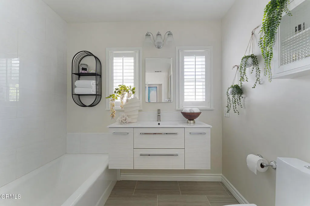 Pasadena, California 91107, United States, 2 Bedrooms Bedrooms, ,2 BathroomsBathrooms,Residential,Active,193493