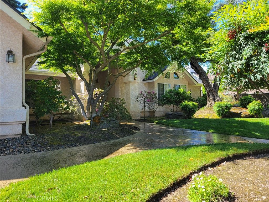 Photo of 819 E Woodhaven Ln, Fresno, CA 93720 (MLS # FR26072440)