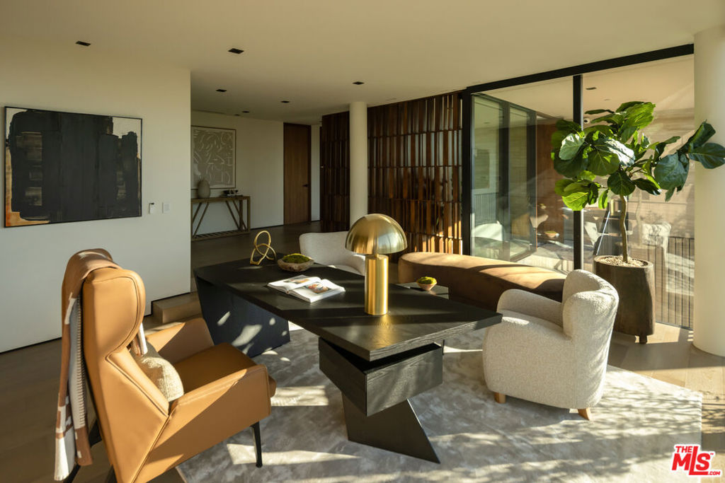 8777 W Hollywood Blvd