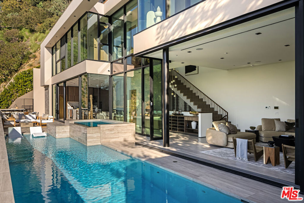 8777 W Hollywood Blvd