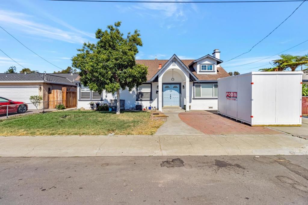 Welcome to this charming 3-bedroom, 2-bathroom home located in the vibrant city of San Jose. Nestled on a spacious lot, this property offers 1,196 square feet of comfortable living space. The well-equipped kitchen features a convenient oven range and refrigerator, perfect for preparing meals to enjoy in the cozy eat-in dining area. Hardwood flooring runs throughout, adding warmth and elegance to the home. Relax in the living room next to the gas fireplace, creating a cozy atmosphere for any occasion. Additional amenities include a ground floor bedroom, ideal for easy accessibility, and bidet-equipped bathrooms with showers over tubs. The home features an efficient laundry setup, ensuring convenience for everyday chores. This property is situated within the Alum Rock Union Elementary School District. With no family room or pool, this San Jose home prioritizes simplicity and functionality, making it a perfect choice for those seeking comfort and convenience.