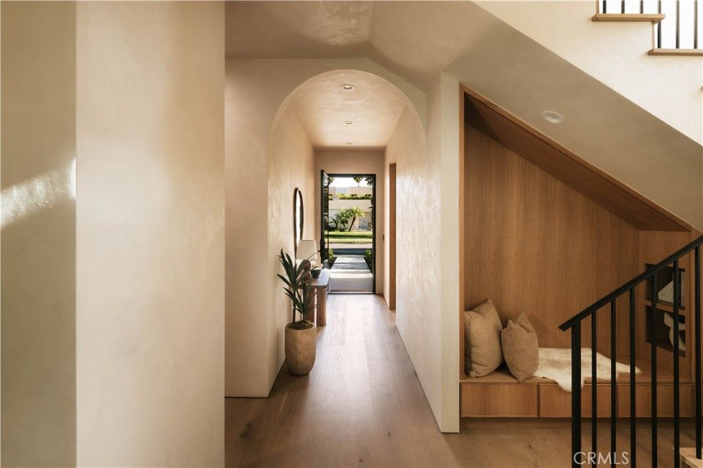 Photo of 12527 Mitchell Avenue, Los Angeles, CA 90066 (MLS # GD26040358)