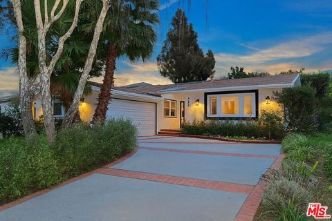Photo of 9730 Cresta Drive, Los Angeles, CA 90035 (MLS # 25590269)