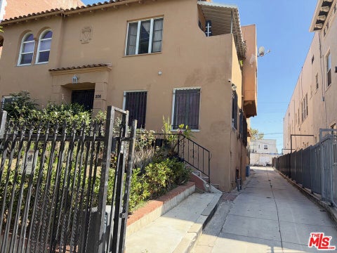 Photo of 206 S Kenmore Avenue, Los Angeles, CA 90004 (MLS # 26874933)