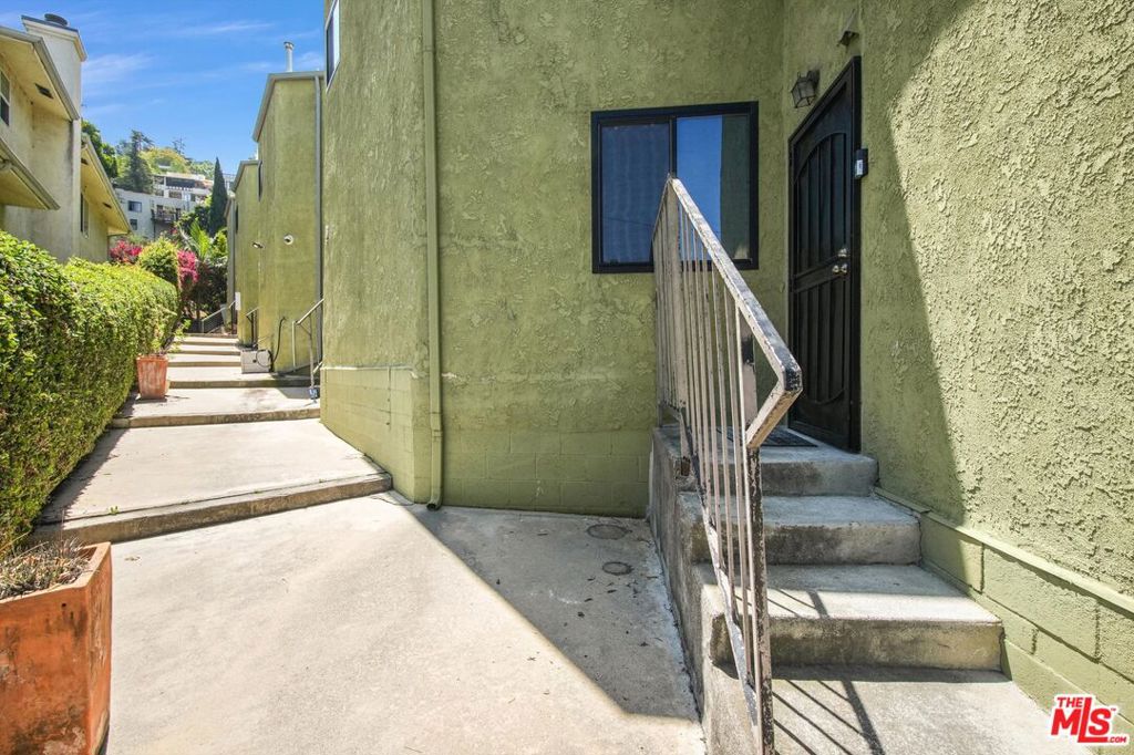 1766 Griffith Park Boulevard 1