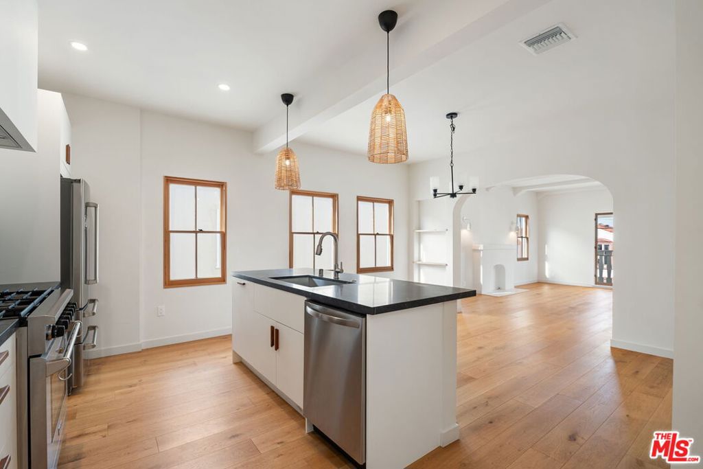 1/2 N Gardner Street