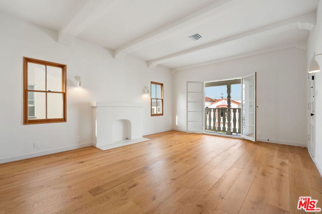 1/2 N Gardner Street
