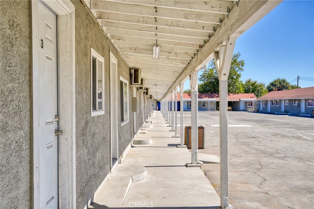 1506 S Mariposa